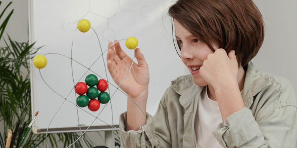 Modelo Educativo Convergente: Diseñando el Futuro con IA, Experiencias Híbridas y Personalización